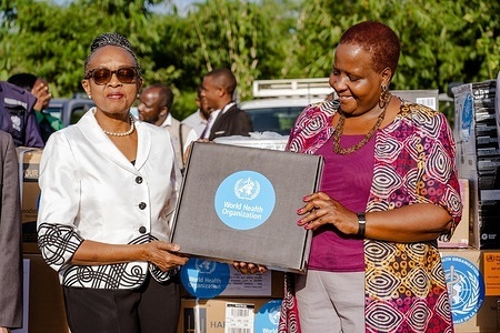 WHO Regional Director for Africa Dr Matshidiso Moeti visited a cholera treatment centre that WHO helped established in one of Lilongwe cholera hotspot. She then handed over to MoH four ambulances and one vehicle, as well as supplies and equipment.