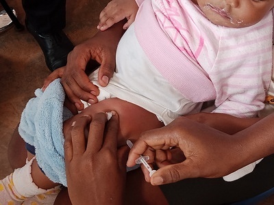 Le Cameroun a lancé le 22 janvier 2024 le vaccin antipaludique RTS,S dans son programme élargi de vaccination, devenant ainsi le premier pays à le faire en dehors du programme pilote de vaccination antipaludique mené au Ghana, au Kenya et au Malawi.  Le vaccin est déployé dans 42 districts sanitaires des 10 régions du pays, dans des centres de santé publics et privés. Ce lancement intervient après que le Cameroun avait reçu 331 200 doses de vaccin en novembre 2023.